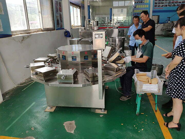 工場でのワッフルエッグロールの生産テスト