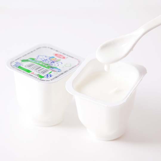 yoğurt üreticisi tarafından yapılan sade yoğurt