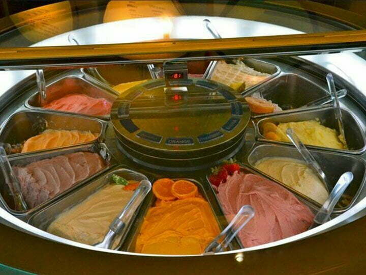 nhiều vị kem cứng khác nhau