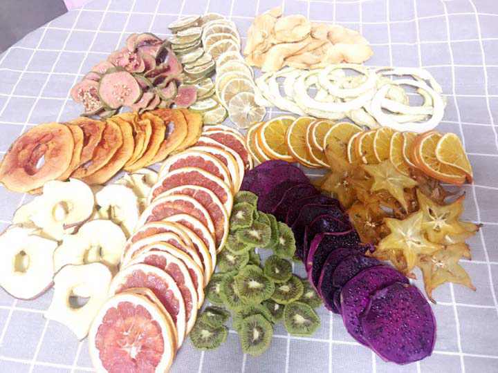 Varias rodajas de frutas y verduras.