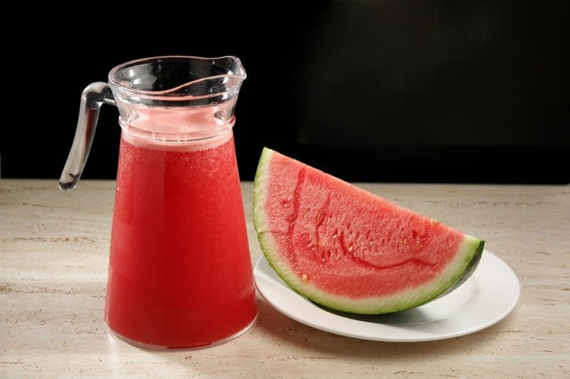 عصير البطيخ المصنوع بواسطة آلة طحن الفاكهة