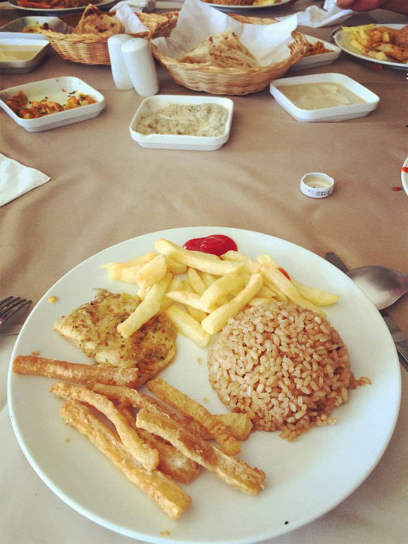 Cena egiziana con patatine fritte