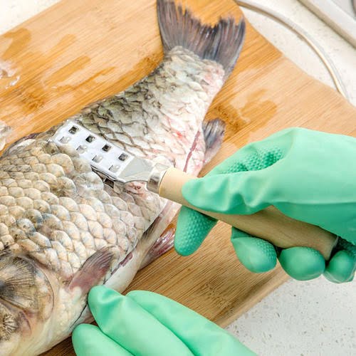 descamación de pescado a mano