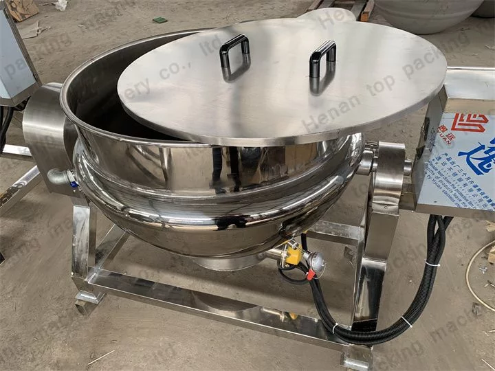 Jacketed pan with lid